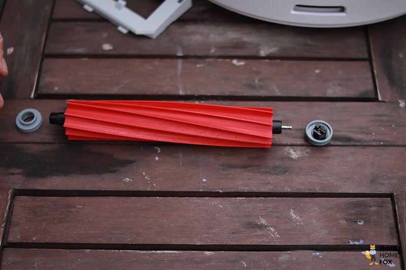 The rubber brush of the Roborock Q7 is disassembled at the two ends.